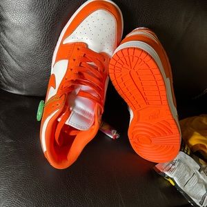Syracuse dunks low